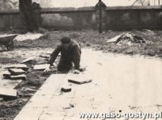 6561.Polowa lat 60. XX wieku - Jan Gano uklada betonowe plytki przy kosciele parafialnym w Starym Gostyniu