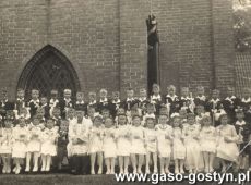 6563. I Kominia Swieta w Starym Gostyniu (1960 r.), w srodku ksiadz proboszcz Jozef Mysliwy