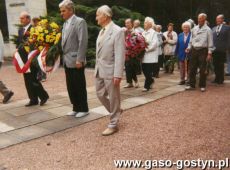 6575.Delegacje z Gostynia oddaja hold zamordowanym  czlonkom Tajnej Organizacji Wojskowej Czarny Legion (Drezno, 1997 r.)