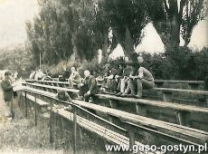 6577. Zawodnicy i kibice druzyny LZS Kunowo na boisku w Daleszynie podczas turnieju pilkarskiego o Puchar Naczelnika Miasta i Gminy w Gostyniu (4 maja 1980 r.)