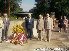 6578.Delegacje z Gostynia oddaja hold zamordowanym  czlonkom Tajnej Organizacji Wojskowej Czarny Legion (Drezno, 1997 r.)