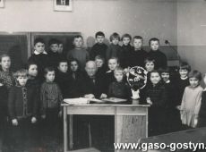 6583.Dyrektor Sylwester Wrzeszczynski i uczniowie Szkoly Podstawowej w Strumianach (15 stycznia 1966 r.)