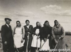 6593.Pracownicy majatku Edwarda Potworowskiego w Goli, pierwszy od lewej strony stoi ogrodnik Michal Adamczak (lata 30. XX wieku)