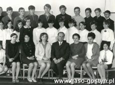 6596.Nauczyciele i absolwenci Szkoly Podstawowej w Szelejewie (1970 r.)
