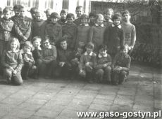 6598.Szkola Podstawowa w Szelejewie - najmlodsi czlonkowie ZHP (1976 r.)