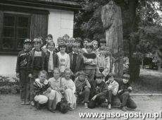 6600.Uczniowie klasy V Szkoly Podstawwowej z Szelejewa przed dworkiem Edmunda Bojanowskiego w Grabonogu (1990 r.)