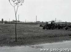 6601.Ulica Starogostynska w Gostyniu (poczatek lat 50 XX wieku), w oddali Huta Szkla, a po prawej stronie za oplotowaniem boisko, na miejscu ktorego wybudowano nowa hute