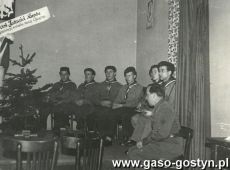 6642.Pierwsze przyrzeczenie Harcerskiej Druzyny Rzemieslniczej im. Jana Kilinskiego w Gostyniu (8 lutego 1958 r.)-gaweda przy kominku druzynowego Juliana Dembinskiego