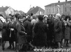 6664.Rynek w Gostyniu - manifestacja 1-majowa.JPG