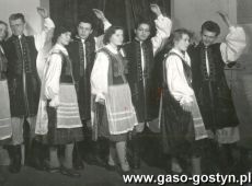 6679.Krakowiak w wykonaniu zepolu piesni i tanca Harcerskiej Druzyny Blekitna Osemka (Gostyn, 1959 r.)