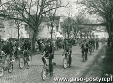 668.Uczniowie SP 2 w Gostyniu w pochodzie pierwszomajowym (1979 r.)