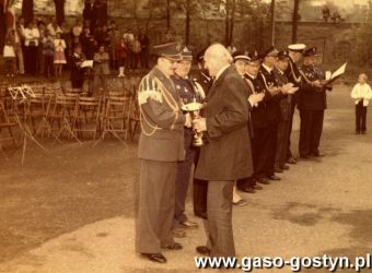 6683.Wojewodzki Przeglad Orkiestr Detych w Gostyniu (1984 r.) - puchar za zdobycie I miejsca odbiera kapelmistrz Zygmunt Kolakowski z Orkiestry Detej Cukrowni Gostyn