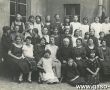 677.Jan Winkler (kierownik Szkoly Powszechnej w Gostyniu) wraz z gronem nauczycielskim i uczniami kl.VII - czerwiec 1925r.