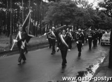 677.Wreczenie sztandaru zakladowej jednostce OSP przy Wielkopolskiej Hucie Szkla w Gostyniu (maj, 1986 r.)