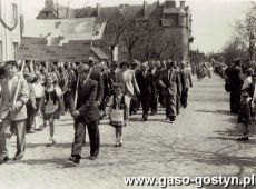 6793.Pochod 1-majowy w Gostyniu (ulica Swierczewskiego), trybuna ustawiona byla przed siedziba Komietetu Powiatowego PZPR (obecnie siedziba banku)