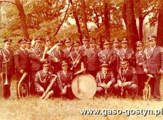 680.Pamiatkowe zdjecie Orkiestry Cukrowni Gostyn podczas III Wojewodzkiego Przegladu Orkiestr Detych w Lesznie (1 czerwca 1980r.)