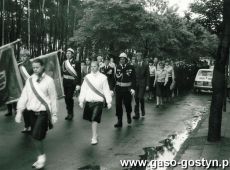 680.Wreczenie sztandaru zakladowej jednostce OSP przy Wielkopolskiej Hucie Szkla w Gostyniu (maj, 1986 r.)