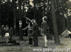 6830.Apel poranny gostynskich harcerzy na obozie w Goluchowie (1961 r.)