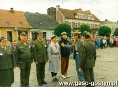 6832.Rynek w Gostyniu - Zlot Czterach Pokolen i 75 lat I Druzyny Harcerskiej, raport przyjmuje harcmistrz Marian Mikolajski