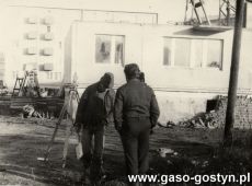 6838.Gostynscy geodeci na placu budowy blokow z wielkiej plyty (Gostyn, 11 maja 1981 r.)