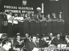 684.Przeglad Chorow i Orkiestr Detych w Krobi(1975 r.)-Chor DZWON dzialajacy przy PDK w Gostyniu