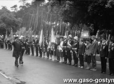 685.Wreczenie sztandaru zakladowej jednostce OSP przy Wielkopolskiej Hucie Szkla w Gostyniu (maj, 1986 r.)