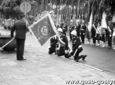 686.Wreczenie sztandaru zakladowej jednostce OSP przy Wielkopolskiej Hucie Szkla w Gostyniu (maj, 1986 r.)