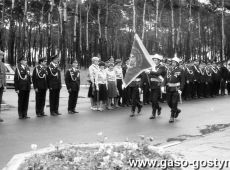 687.Wreczenie sztandaru zakladowej jednostce OSP przy Wielkopolskiej Hucie Szkla w Gostyniu (maj, 1986 r.)