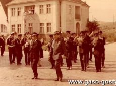 6911.Jubileusz 75-lecia OSP w Gostyniu - przemarsz strazakow z boiska Liceum Ogolnoksztalcacego na Rynek (25 sierpnia 1974 r.)