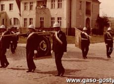 6912.Jubileusz 75-lecia OSP w Gostyniu - przemarsz strazakow z boiska Liceum Ogolnoksztalcacego na Rynek (25 sierpnia 1974 r.)