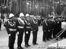 692.Wreczenie sztandaru zakladowej jednostce OSP przy Wielkopolskiej Hucie Szkla w Gostyniu (maj, 1986 r.)