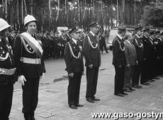 693.Wreczenie sztandaru zakladowej jednostce OSP przy Wielkopolskiej Hucie Szkla w Gostyniu (maj, 1986 r.)