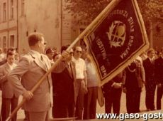 6932.Rynek w Gostyniu - uroczystosc jubileuszowa 75-lecia Ochotniczej Strazy w Gostyniu (25 sierpnia 1974 r.)--sztandar gostynskiej jednostce wrecza Kazimierz Zgola ( I sekretarz KP PZPR w Gostyniu)