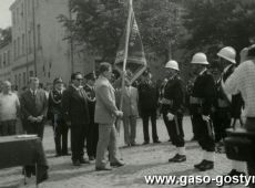 6934.Rynek w Gostyniu - uroczystosc jubileuszowa 75-lecia Ochotniczej Strazy w Gostyniu (25 sierpnia 1974 r.)--sztandar gostynskiej jednostce wrecza Kazimierz Zgola ( I sekretarz KP PZPR w Gostyniu)