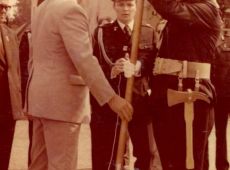 6935.Rynek w Gostyniu - uroczystosc jubileuszowa 75-lecia Ochotniczej Strazy w Gostyniu (25 sierpnia 1974 r.)-sztandar gostynskiej jednostce wrecza Kazimierz Zgola ( I sekretarz KP PZPR w Gostyniu)