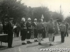 6945.Rynek w Gostyniu - uroczystosc jubileuszowa 75-lecia Ochotniczej Strazy w Gostyniu (25 sierpnia 1974 r.)-slubowanie druzyn mlodziezowych