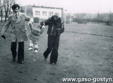 6956.Rodzinny spacer na stadionie w Gostyniu (1977 r.)