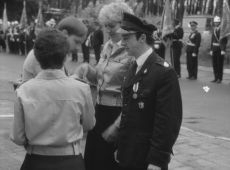 696.Wreczenie sztandaru zakladowej jednostce OSP przy Wielkopolskiej Hucie Szkla w Gostyniu (maj, 1986 r.)