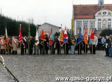 6999.Manifestcja patriotyczno-religijna z okazji 57. rocznicy rozstrzelania mieszkancow Gostynia i okolicy przez hitlerowcow 21 pazdziernika 1939 roku (Rynek w Gostyniu, 21 pazdziernika 1996 r.)