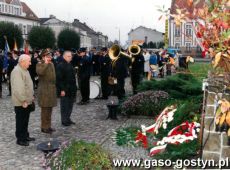 7000.Manifestcja patriotyczno-religijna z okazji 57. rocznicy rozstrzelania mieszkancow Gostynia i okolicy przez hitlerowcow 21 pazdziernika 1939 roku (Rynek w Gostyniu, 21 pazdziernika 1996 r.)