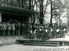 7006.Z okazji 700-lecia Gostynia w parku przy Domu Kultury odbyl sie zjazd chorow i orkiestr detych okregu leszczynskiego (7 maja 1978 r.)