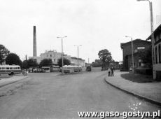 7007.Ulica Przy Dworcu w Gostyniu (1974 r.) - dworzec autobusowy, po prawej stronie dworzec kolejowy, na drugim planie Spoldzielnia Mleczarska