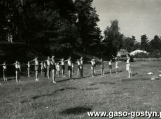 7070.Oboz gostynskiej 8. Harcerskiej Druzyny Rzemieslniczej Sportow Wodnych w Cichowie (1958 r.) - poranna gimnastyka