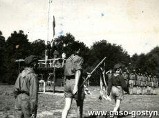 7073.Oboz gostynskiej 8. Harcerskiej Druzyny Rzemieslniczej Sportow Wodnych w Cichowie (1958 r.) - apwel, powitanie sztandaru