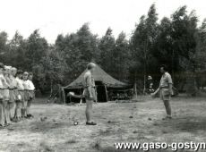 7074.Oboz gostynskiej 8. Harcerskiej Druzyny Rzemieslniczej Sportow Wodnych w Cichowie (1958 r.) - apel poranny