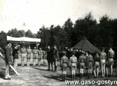 7075.Oboz gostynskiej 8. Harcerskiej Druzyny Rzemieslniczej Sportow Wodnych w Cichowie (1958 r.) - raport podczas porannego apelu