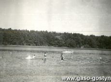 7094.Oboz gostynskiej 8. Harcerskiej Druzyny Rzemieslniczej Sportow Wodnych w Cichowie (1958 r.)