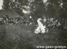 7100.Oboz gostynskiej 8. Harcerskiej Druzyny Rzemieslniczej Sportow Wodnych w Cichowie (1958 r.) - pozegnalne ognisko