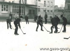 711.Ferie zimowe w Szkole Podstawowej nr 2 w Gostyniu (1973 r.)-zajecia na lodowisku