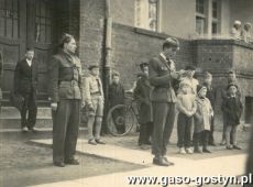 7168.Powitanie gostynskich harcerzy „Blekitnej Osemki” przez Komende Hufca w Mysliborzu, pierwszy z lewej druh Julian Dembinski (30 kwietnia 1960 r.)